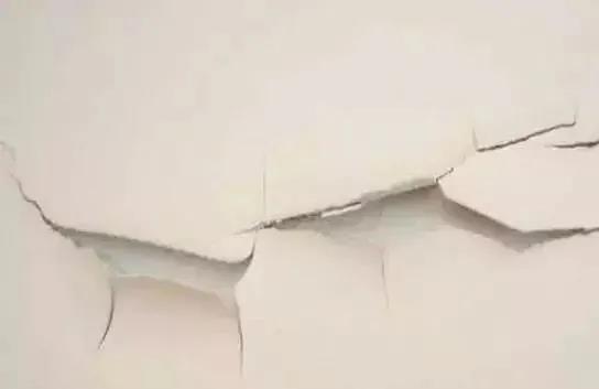 墙面潮湿、裂缝遍地都是，如何解决？