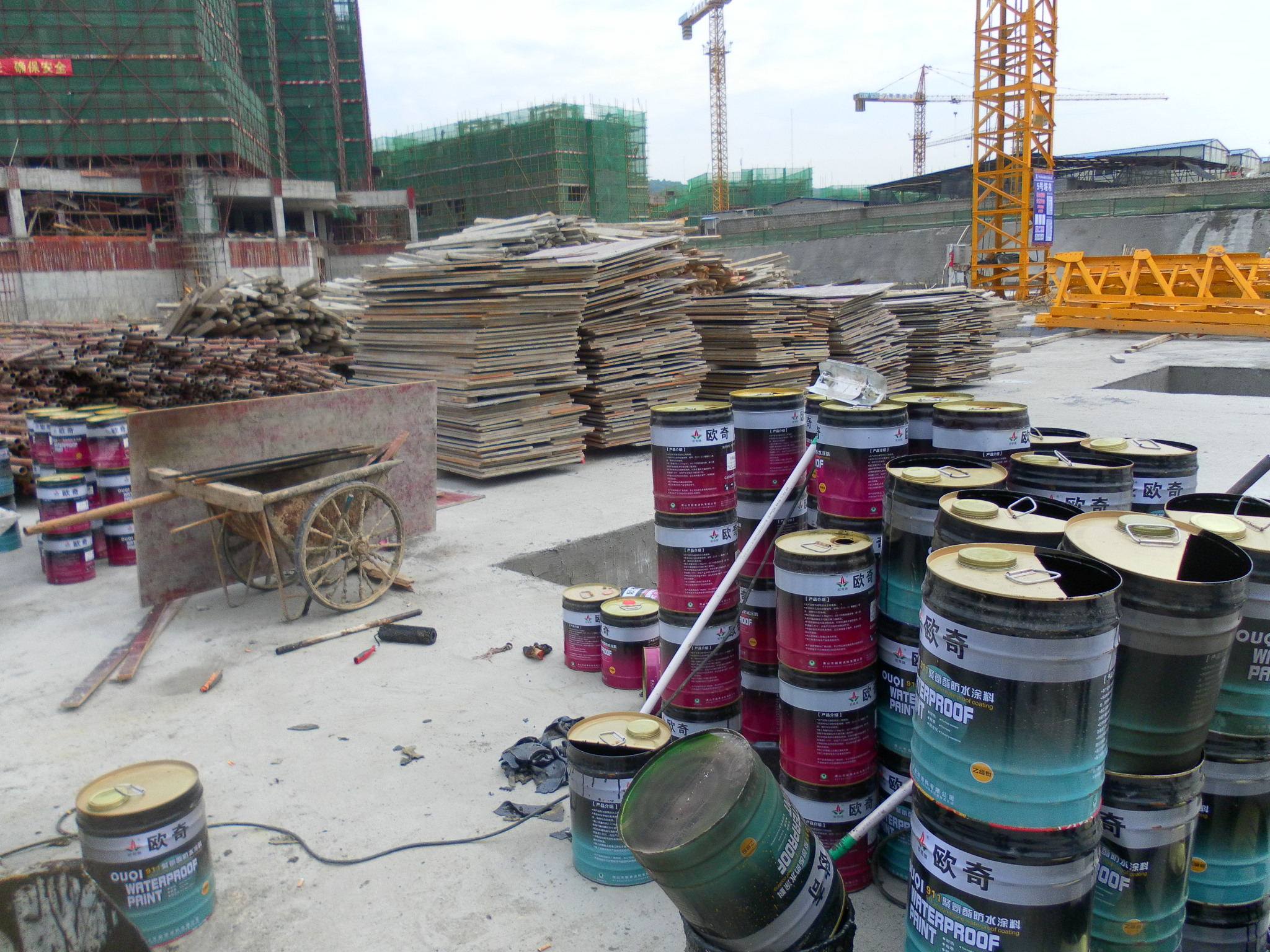 开封后的防水涂料应如何保存？